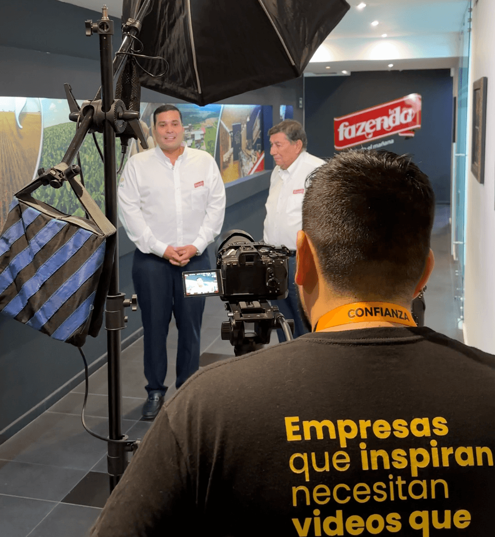 Equipo de productora audiovisual en Bucaramanga trabajando en proyecto corporativo